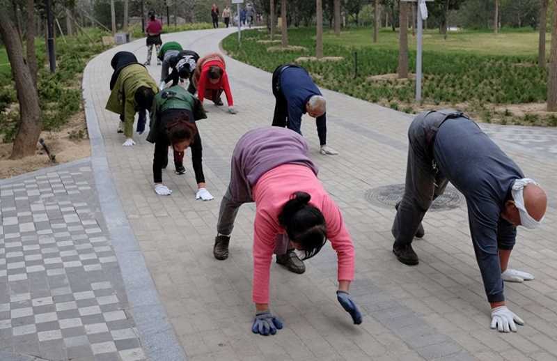 奇闻异事：到底是人还是猴子，明明有脚却用四条腿走路