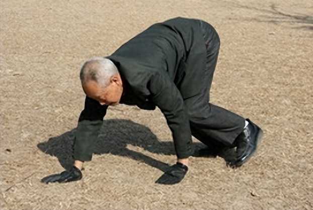 奇闻异事：到底是人还是猴子，明明有脚却用四条腿走路