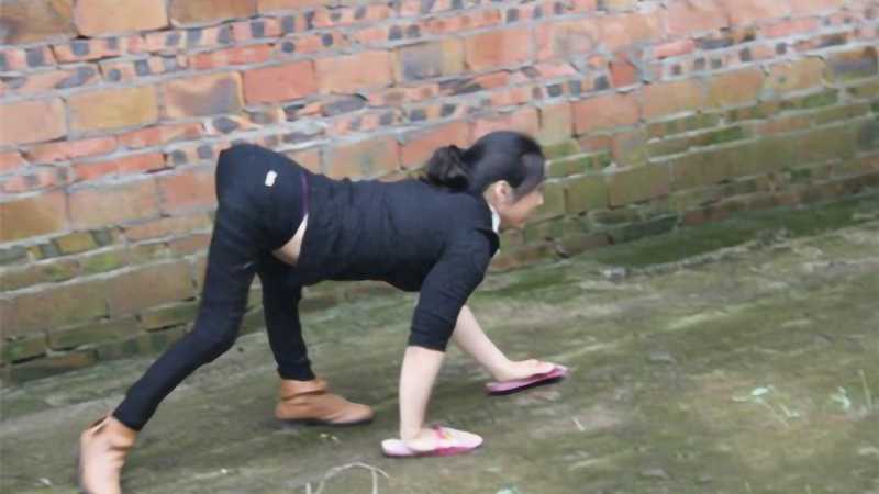 奇闻异事：到底是人还是猴子，明明有脚却用四条腿走路